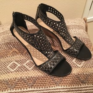 Nine & CO Black/wood wedge  2 1/2" Sandal 9.5M